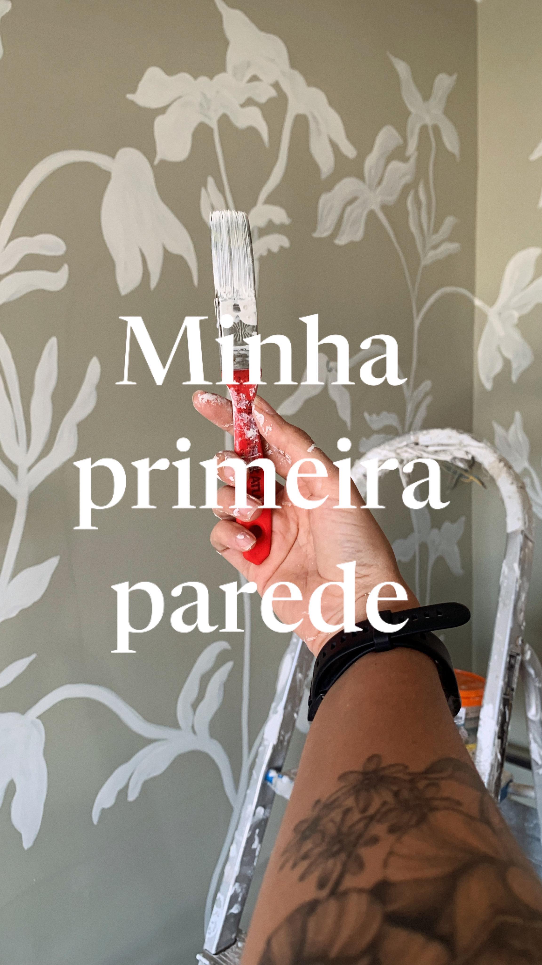 Em algum memento lá no passado eu fiquei com desejo, e medo na mesma proporção, de pintar uma parede. 💫 Seguindo a lei de que aquilo que você quer um dia sempre acaba te encontrando, me esbarrei com “minha parede própria”.
Casa para mim é lugar de muitas coisas importantes, mas também de brincar e de errar o quanto for possivel. O lugar de treinar ser o mais bondosa comigo mesma, para que eu continue respeitando meus processos lá fora também. 🤸🏾♀️🎨
Então é isso - Minha primeira arte em parede 💚