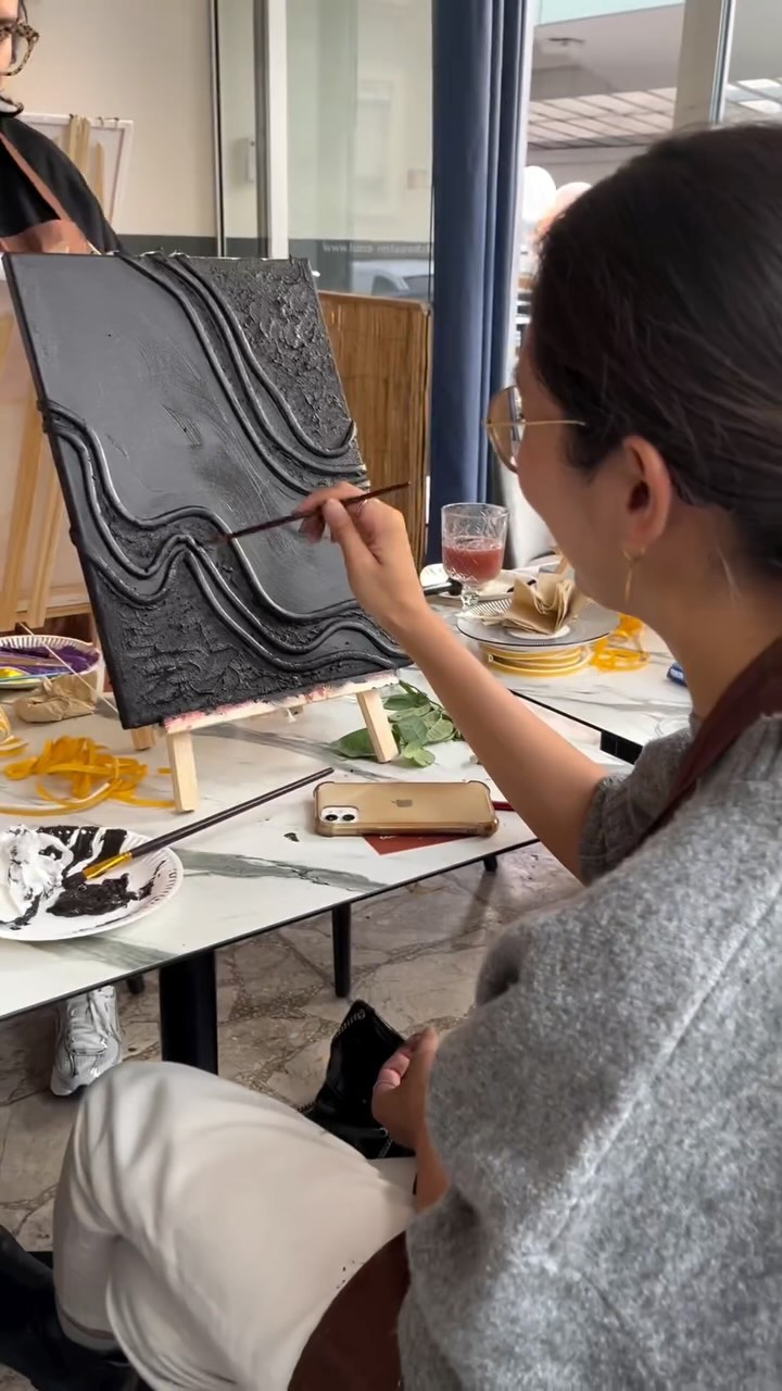 C’était notre sip and paint de février 😍🤍🌹, on se retrouve le 10 mars pour peindre sur le thème de la femme. ❤️🌹😻
#geneva #gvaexpats #thingstodogva #genève