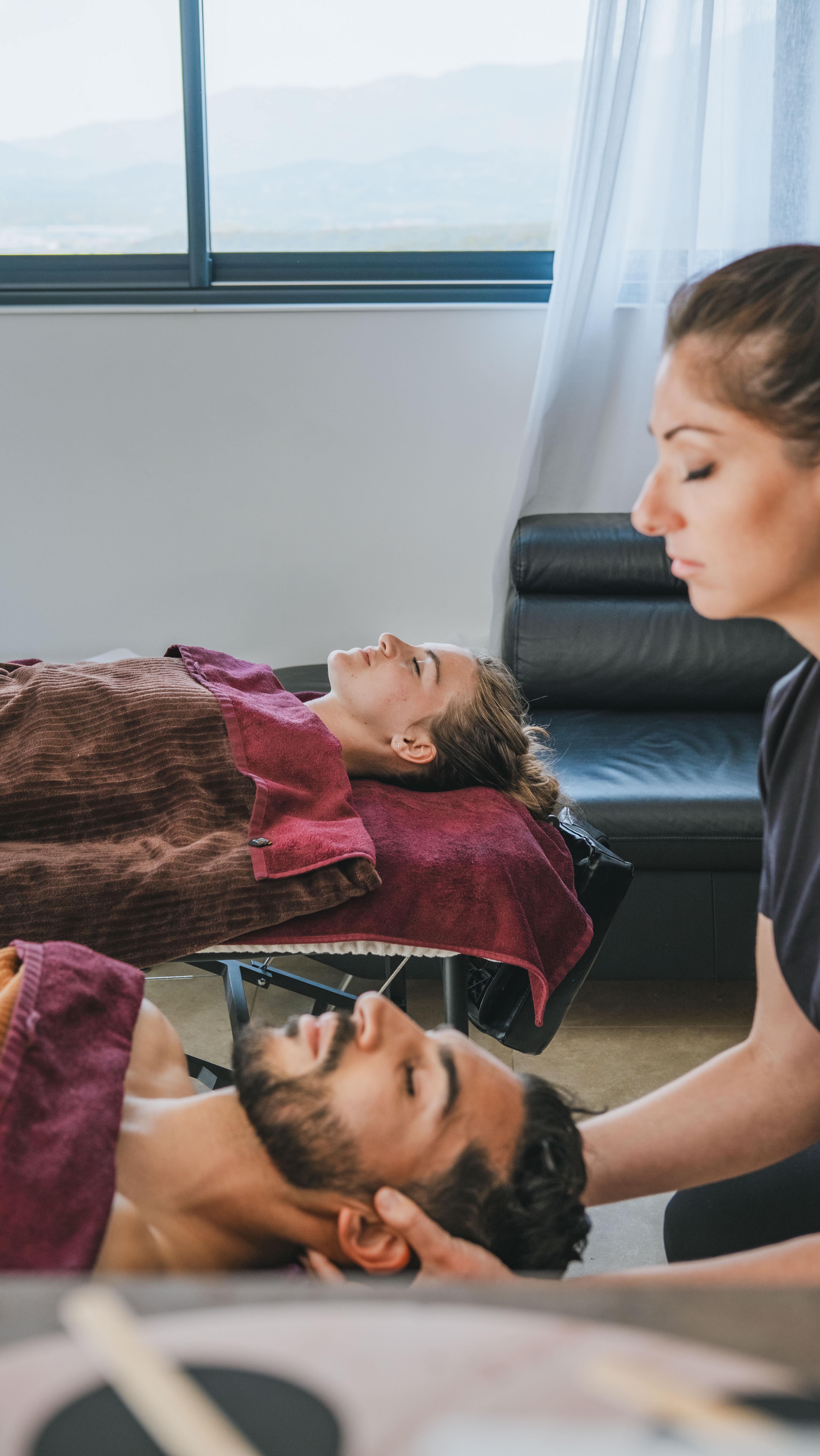 ❤️Mon objectif aujourd’hui avec le concept Morphose, est d’offrir à vous, masseurs et masseuses passionnés, la chance de bâtir une carrière solide et durable.
Ayant moi-même commis toutes les erreurs possibles, je souhaite vous faire gagner 10 ans d’expérience.
Je veux que vous atteigniez la liberté et l’indépendance à tous niveaux, que vous vous épanouissiez dans ce que vous faites et que vous puissiez soulager un maximum de personnes.
Ensemble, avec la communauté Morphose, nous pouvons semer des graines pour que le plus grand nombre ait accès aux fondamentaux de la santé globale, menant à une vie plus heureuse et épanouie.
❤️Un avantage, très rare dans les formations de Massage :
Vous pratiquerai sur moi-même chaque fin de journée afin de vous donner l’opportunité d’ajuster au millimètre chaque manœuvre apprise dans la journée.
Mon but étant de vous mener à l’excellence et à une maîtrise parfaite .
❤️ L’intérêt commercial : Dans le vaste monde du massage et du bien-être, où l’on trouve de tout, se démarquer par une qualité exceptionnelle vous rendra privilégié.
Une fois que vous maîtriserez le massage Morphose, vous vous distinguerez, ce qui vous ouvrira les portes des plus grands spas dont vous rêvez. La fidélisation facile des clients vous permettra de vous mettre à votre compte pour une indépendance totale, ou d’augmenter considérablement votre chiffre d’affaires avec une prestation parmi les plus rentables dans le domaine du bien-être.
Vous pourrez ainsi vous offrir du temps pour vous et vos proches, ainsi que la liberté financière de réaliser vos envies et désirs.
Tout cela avec la promesse de prendre soin de vous et de votre corps avec des outils simple vous assurant ainsi une carrière longue et florissante. #formation #formationprofessionnelle #formationmassage #massage #masseuse #estheticienne #esthetique #bienetre #masseur #massotherapy #therapy #transmettre #passion #qualité #france #indépendance #liberté #metier #metierpassion #ensemble #savoirfaire #savoir #pratique