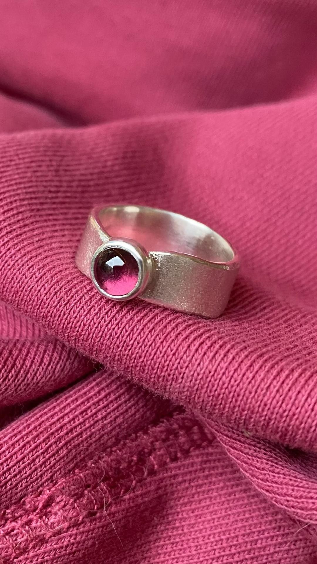 Starting the new year with January’s birthstone, a gorgeous raspberry coloured rhodolite garnet. #edelsmidalicesilverdesigns #alicesilverdesigns #rhodolietsieraad #rozesteenring #zilverengranaatsieraden #handmadesilverrings