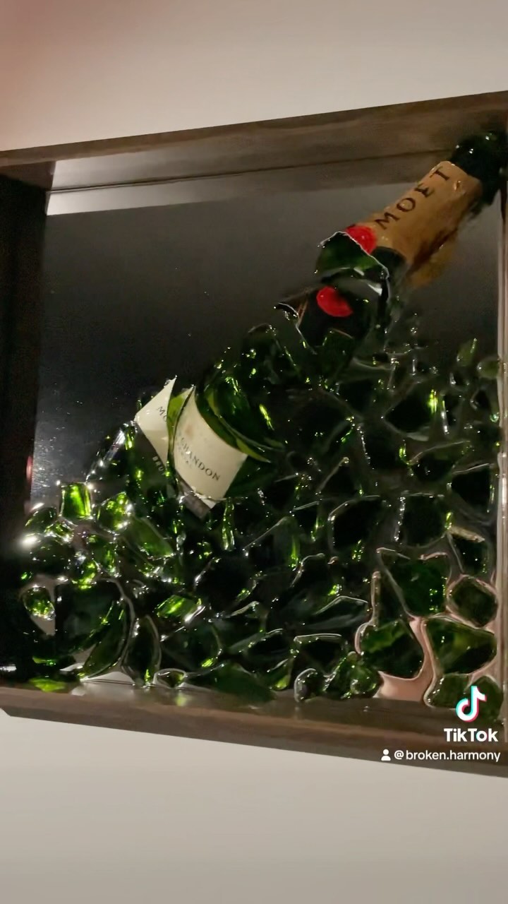 Moët Flasche im 40x40cm Spiegelrahmen. 🔨🍾