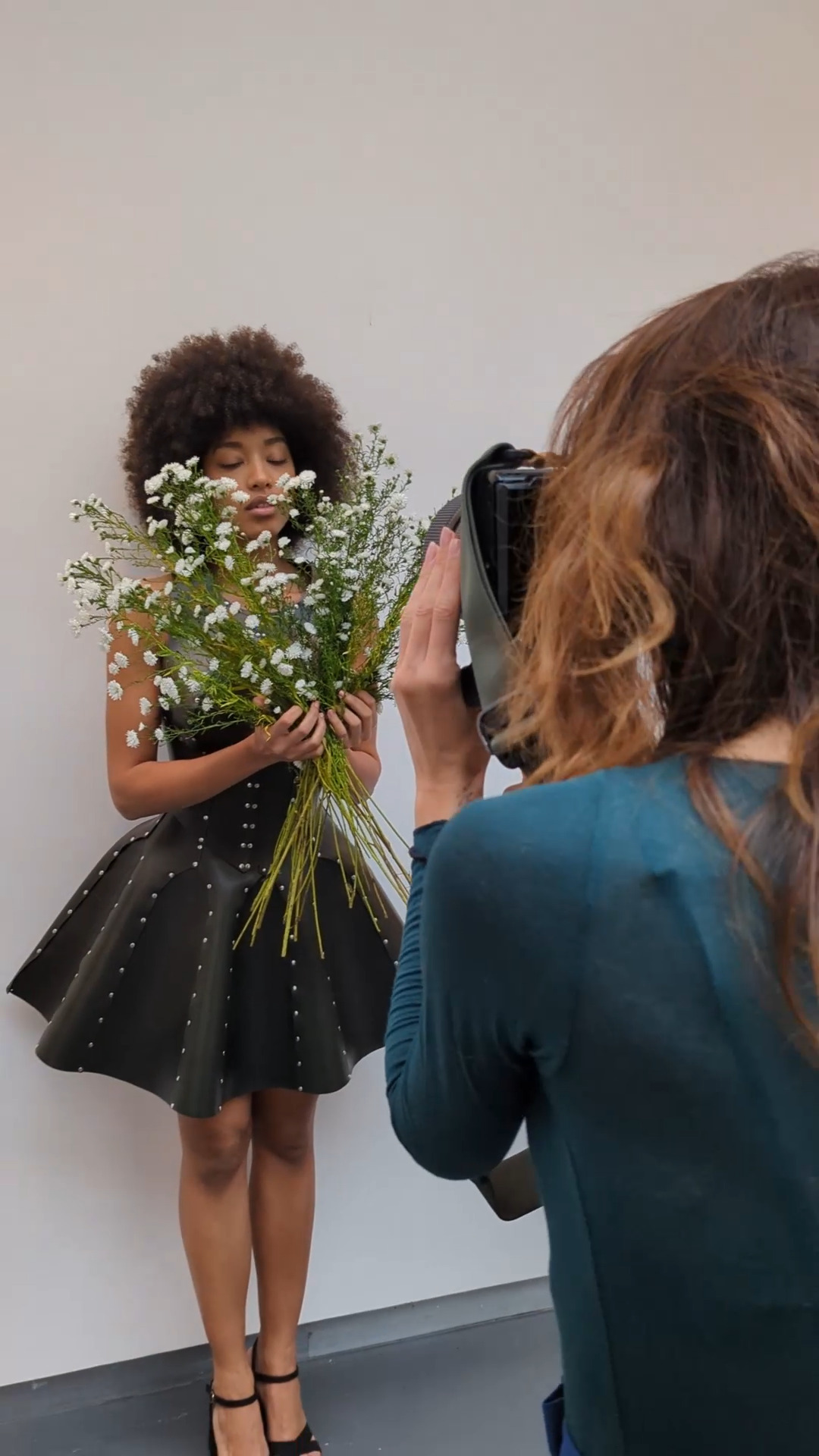 Join us behind the scenes for an exclusive glimpse of our latest ICHOR photoshoot. 📸 The centerpiece is a one-of-a-kind dress made from vegetable-tanned leather, meticulously assembled with rivets and adorned with hand-carved engravings celebrating femininity.
Photo by @marlenedelcambre
Model @dodelea