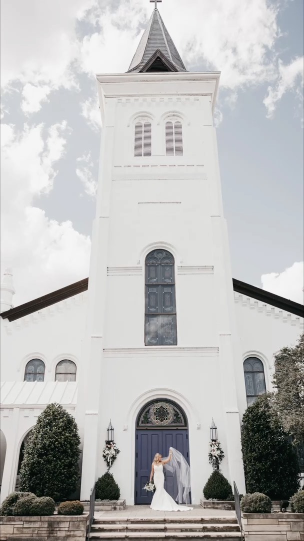 A swoon-worthy wedding day for Sara Parker & Zac š
Bride: @saraparkerbmcc
Planner: @weddingsbyep
Photography: @m_graceo
Florals: @inbloomhsv
Catering: @thestandardhsv
Videography: @chandersmithfilms
Band: @nationwidecoveragemusic
Cake: @angie.bakes.cakes
Photo booth: @sighphotobooth
Marquee Letters: @alphalithsv
Draping & Rentals: @shindigsandsuch
Cold spark: @gqlightmosphere
Stationery: @saltandpaperie
MUA: @nancyfinneganmua
Hair: @bridal_hair_huntsville
Bridal: @birchonmain
Bridesmaids: @shoprevelry
Suits: @menswearhouse
Transportation: @coatscars
Hotel: @106.jefferson
#luxuryweddingplanner #luxurywedding #alabamaweddingplanner #brideandgroom #weddingstyle #weddinginspiration #nashvillebride #nashvillewedding #huntsvillebride #weddinginspo #weddingday #hsv