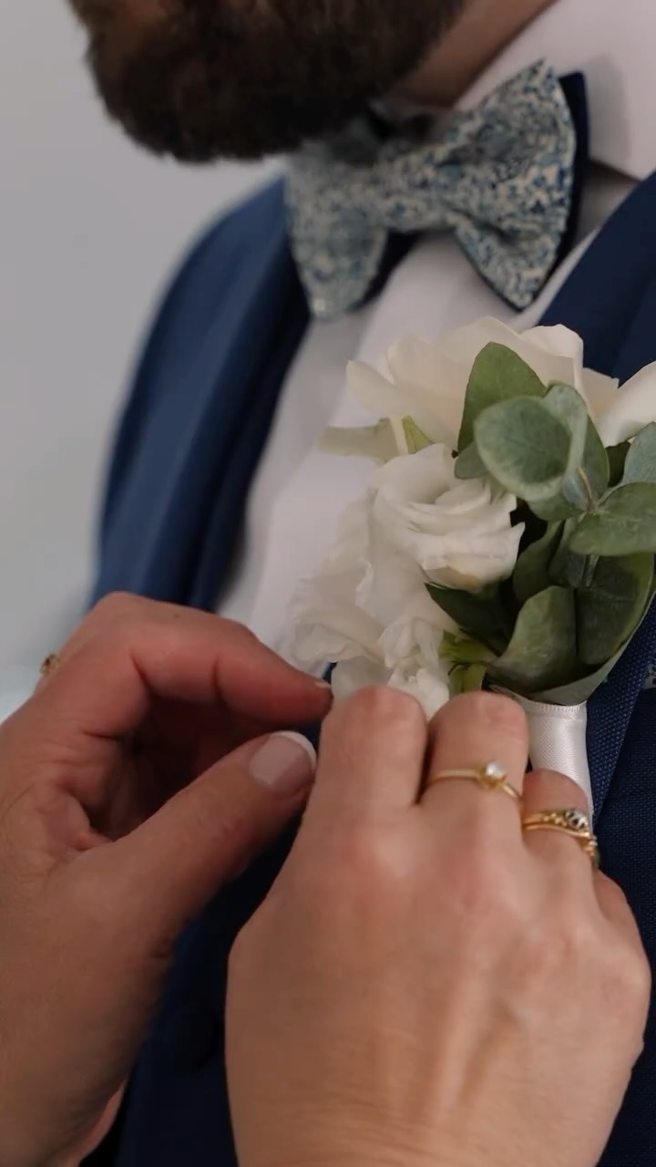 Toi aussi tu es stressée parce que ta futur épouse a pris un vidéaste/photographe de mariage ?
Pas de panique, on ne te demande pas de devenir mannequin du jour au lendemain. Les préparatifs du marié sont bien plus qu’un simple enfilage de costume : c'est aussi un moment de complicité qui peut-être fait dans l'humour et la bonne ambiance, comme içi avec Pierre-Antoine et son témoin 😄
Et si d'aventure, il te prendrait l'envie de prendre un petit verre avec tes témoins pendant les préparatifs, histoire de se destresser, oublie pas de me servir un verre ! 🍻
#wedding #weddingday #weddingphotography #groom #mariage