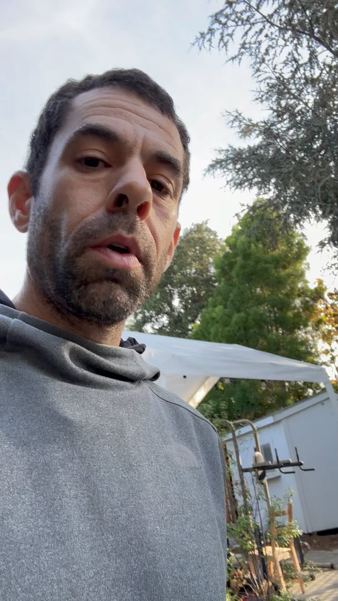 Working out with Shelley on a Friday morning. I wanted some conditioning to go with her push-ups, pull-ups and deadlifts. This move gets some abs, split squats, heart rate elevation, and mobility. This is also a great longevity-minded move as the ability to get up from the floor is often lost at older ages.
#strengthtraining #longevity #functionaltraining #personaltrainer #getupandmove