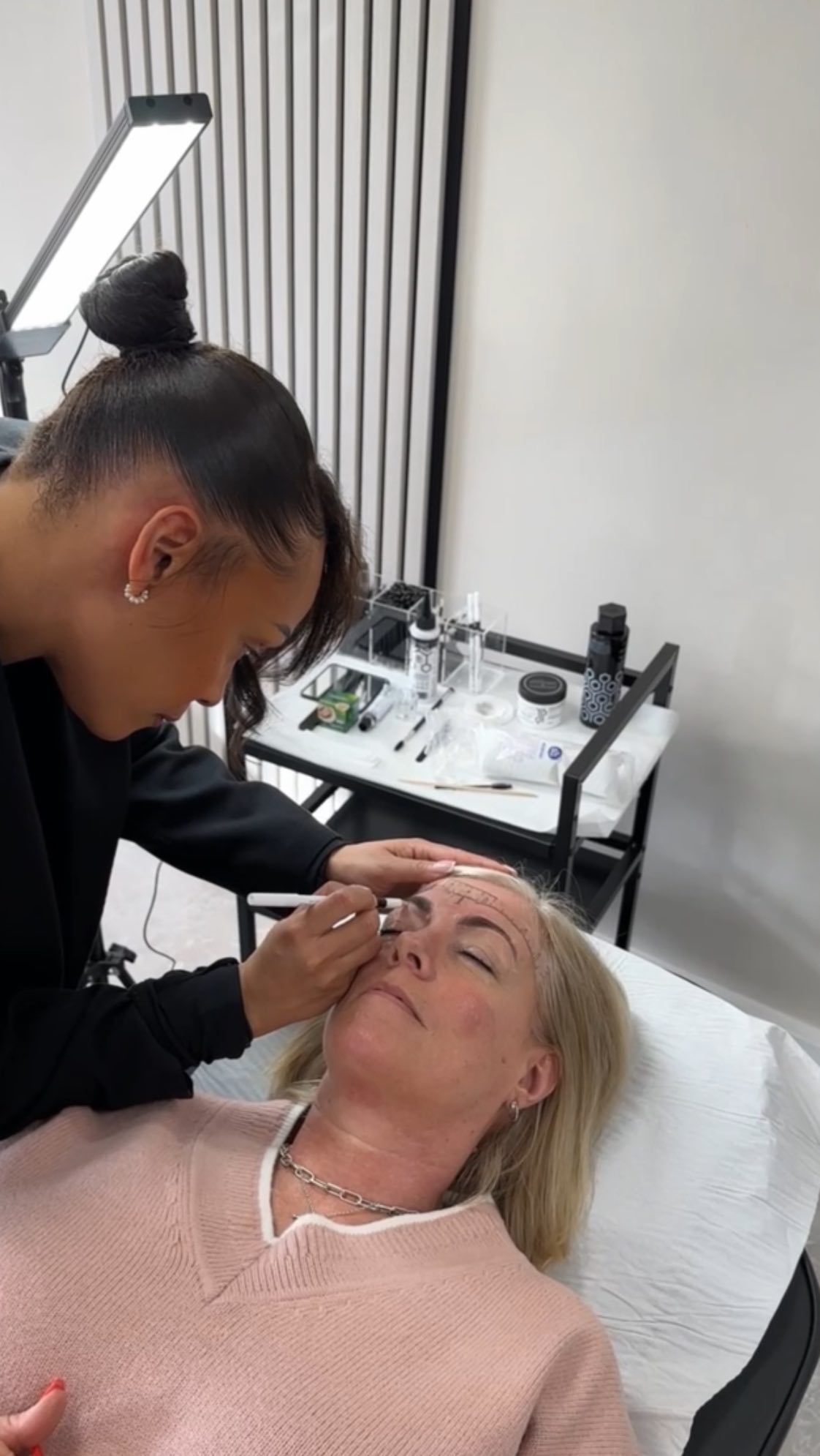 *STUDENTS WORK*
Wow! When a student has never touched brows in her life and she achieves this unbelievable “Lamination” treatment for the first time during her training! 😅
Who else wants to come and learn “Brow Lamination”
With us ?