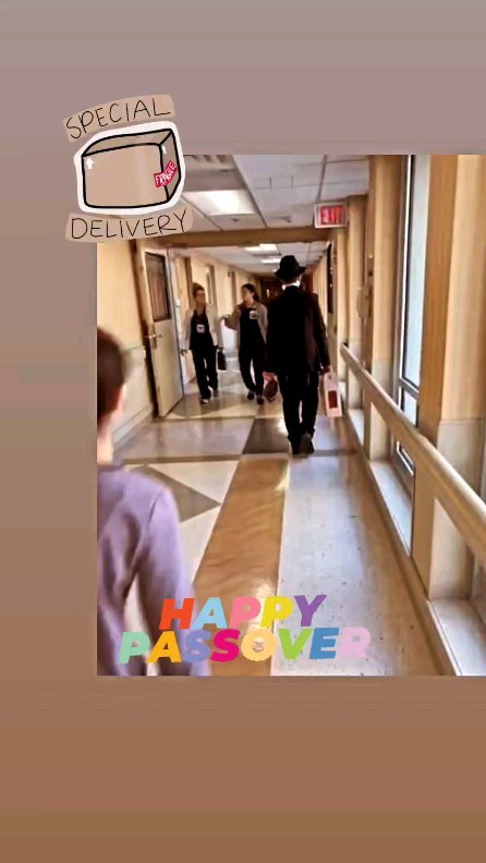 Handing out Seder to Go kits for those in the hospital to celebrate the Seder!
#seder #sedertogo #passover #jewish #holiday #chabadoncall #healing #medical #delivery