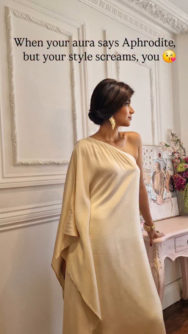 A modern goddess never needed a throne. Just the right gown. ♥️
#GoddessVibes #ElegantStyle #OneShoulderGown #CreamGown #GoldenHourGlow #style_with_tia #styleover40 #styleinspo