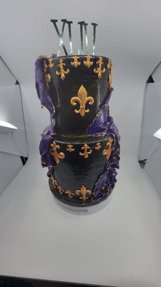 Happy Monday from our Custom Hazelnut Praline cake with Baileys Filling 💕
-🎨-
-😎-
-🎂-
#loungincake #createchillcake #fleurdelis #thecakeconnoisseur #thecakeconnoisseur_nyc #ediblecreationsforall