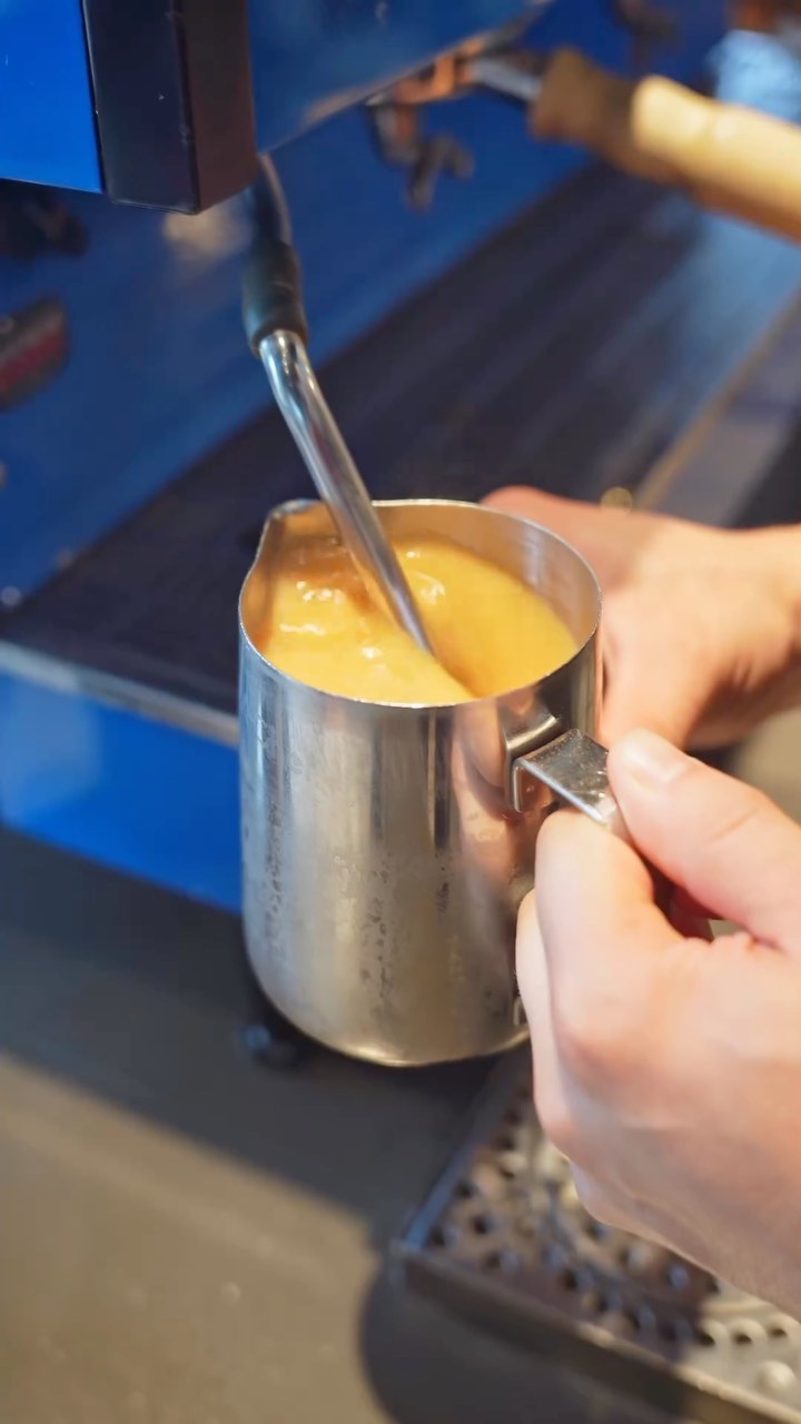 🍏 Our Steemed Apple Cider from @brooksby.farm are the perfect way to warm up during these colder fall mornings.
#cravethis #crave #cravebeverly #cravethis #salemmassachusetts #salemma #salemmass #massachusetts #northshorema #beverly #beverlyma #endicottcollege #gordoncollege #salemstate #coffee #applecider #spicedcider #autumn #fall #shoplocal #applerecipe #apples #brooksbyfarms #farm