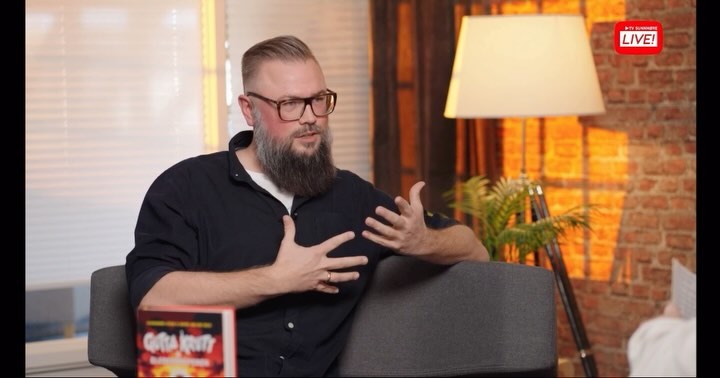 Gutta Krutt på besøk hos @sunnmorelive og @frank_sekkeseter .
—————————
#forfatter #forfatterliv #forfatterdrøm #forfatterlivet #bok #bokelskere #barnebøker #barnebok #barnebursdag #barnebokkritikk #barneboktips #barnebokillustratør #barnebokforfatter #summer #fun #gøy #moro #humor #guttakrutt #guttaitrehuset #galskap #ålesund #visitålesund #author #writer #childrensbooks #childrensbookillustration #childrensbookstagram #bypatrioten
———————————-
@bypatrioten @sunnmoersposten @nyttiuka @vgnett @dagbladet @aftenposten @aftenpostenkultur