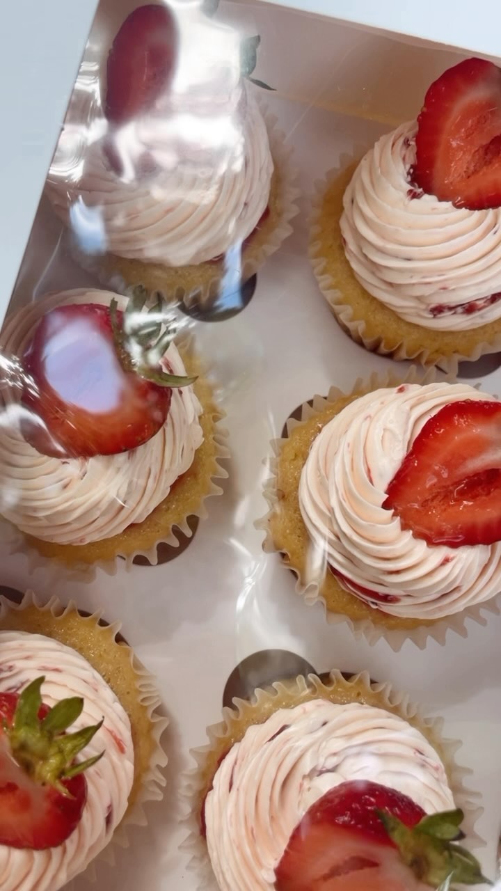 cakes & cupcakes 🍰🧁✨
•
•
•
•
•
#cake #cakedecorating #cupcakes #strawberryshortcake #weddingcakes #babyshowercake #cakesofinstagram #nyccakes #statenislandbaker