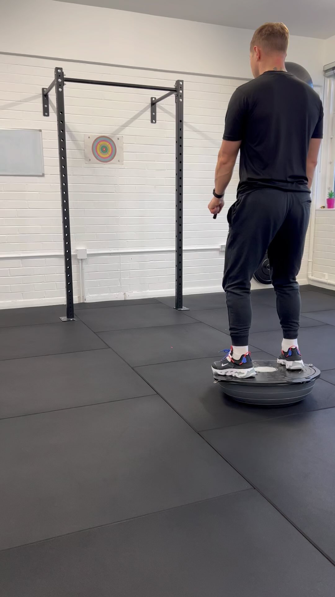 Shoulder rehab drills 🦾
✅ using lower limb to compliment shoulder rehab
✅ lazer pen to focus on low level shoulder movement
✅ creates focus
✅ proprioception / body awareness in space
✅ fun