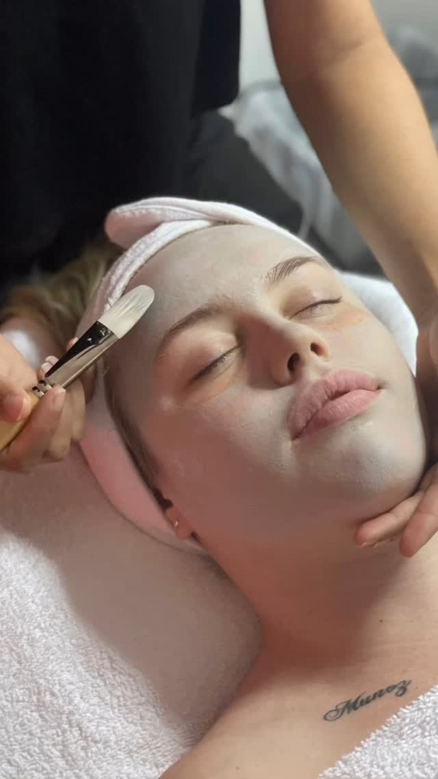 ✨ Relax. Restore. Rejuvenate. ✨
Indulge in the ultimate Aveda facial experience — where self-care meets skincare. 🌿💆♀️
Your skin will thank you.
#AvedaFacial #GlowWithVerb #HolisticBeauty #SkincareRitual #FacialTime #VerbSalon #NaturalRadiance #PlantPoweredBeauty #avedafacial #avedacanada #avedaontario
@aveda
@avedacanada
@avedaartists
@avedaarts
@avedainstitute_nashville