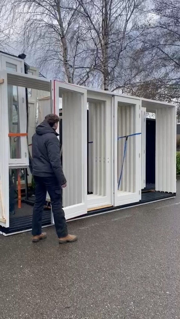Stap binnen in een wereld van licht en ruimte! ✨🚪 Onze dubbele deuren met zijlichten zijn beschikbaar in een breedte van 500 cm! In deze video zie je de magie van het openen van deze prachtige deuren, een uitnodiging naar een ruimte gevuld met natuurlijk licht en onbegrensde mogelijkheden. Perfect voor wie zijn interieur een luxe, open gevoel wil geven. Benieuwd hoe dit er in jouw ruimte uit zou zien? Ontdek meer over deze dubbele deuren op onze website en laat je inspireren om je eigen ruimte te transformeren.
Deze kozijnen staan op voorraard en kunnen direct afgehaald worden.
#edvanduin #kozijn #schuurwoning #wooninspiratie #vakantiehuis #hardhout #tuindeuren #klus #schuurdeuren #verbouwen #aanbouw #verbouwing #InspiratieOpdoen #kozijnen