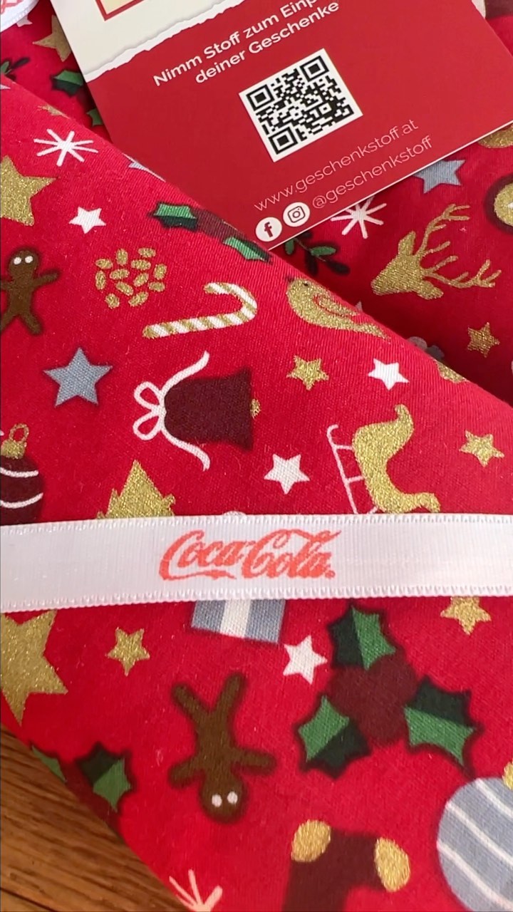 Der #coke #weihnachtstruck hat schon ein paar Kisten #geschenkstoff mit an Bord.
Bald gehts los mit dem nachhaltigen Verpacken deiner Geschenke 🎁 #wiederverwenden #weiterschenken #mitstoffeinpacken #diy @cocacola_at @andrea.tassul