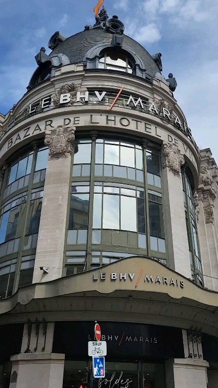 Merci encore au BHV Marais pour leur super accueil! J'ai eu la chance de rencontrer mon premier public lors de mon arrivée sur Paris, le tome 2 à peine sorti des cartons :) J'ai aussi pu converser avec mes lecteurs, leur partager mes inspirations, rentrer plus en détail sur ma démarche derrière la création de l'univers d'Urbance. Merci encore... La tournée continue!
@le_bhv_marais
@ankama_editions #urbance #mangafr #mangafrancais #bhv #mangajp #ankama #bd #mangas #comics #coevo #dedicace #dedicace