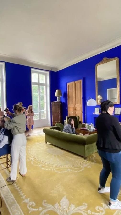 Après une soirée d’enterrement de vie de jeune fille, le salon est transformé en salle de préparatif coiffure, make-up pour le mariage de Joy et Brian
#lepetitchateaudelabrosse
#enterrementdeviedejeunefille