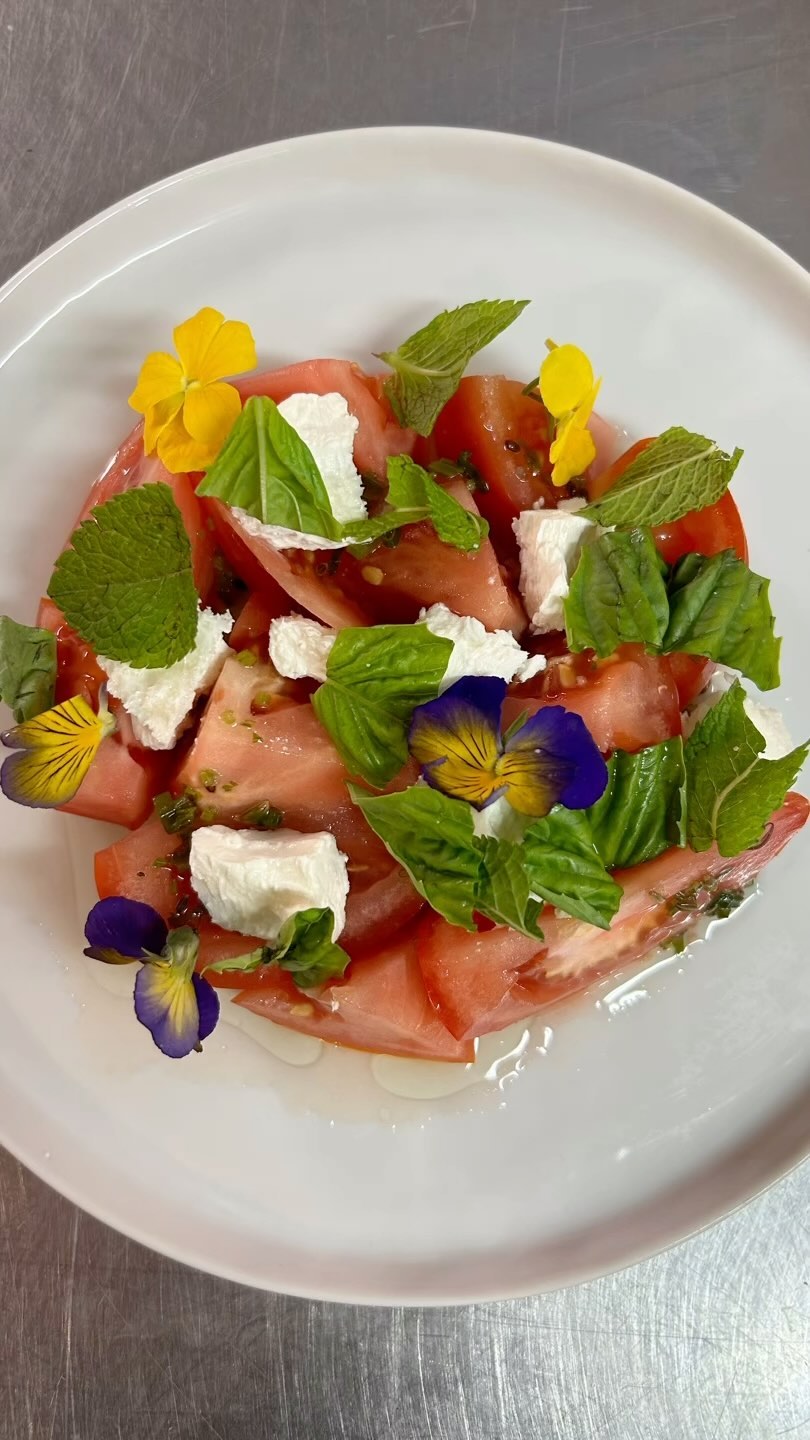 Nouvelle addition au menu d’été : Salade de tomates 🍅
New item on the Summer Menu: Fresh Tomato salad 🥗
PS fleurs non inclues / flowers not included