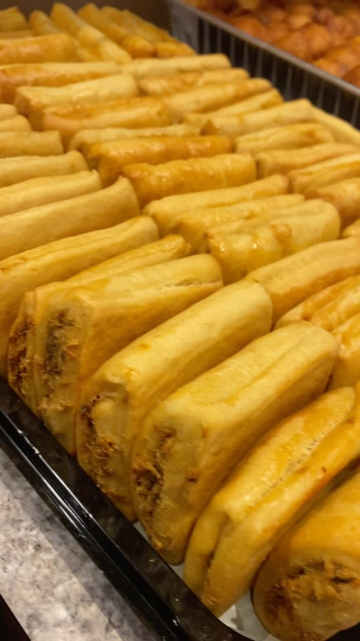 Fresh out the kitchen! Our buttery, savory fish rolls and soft, fluffy puff puffs are calling your name. Who’s ready to dig in? 😁🐟✨🍩
#freshandfluffy
#fishroll #puffpuff
#FoodieFavorites