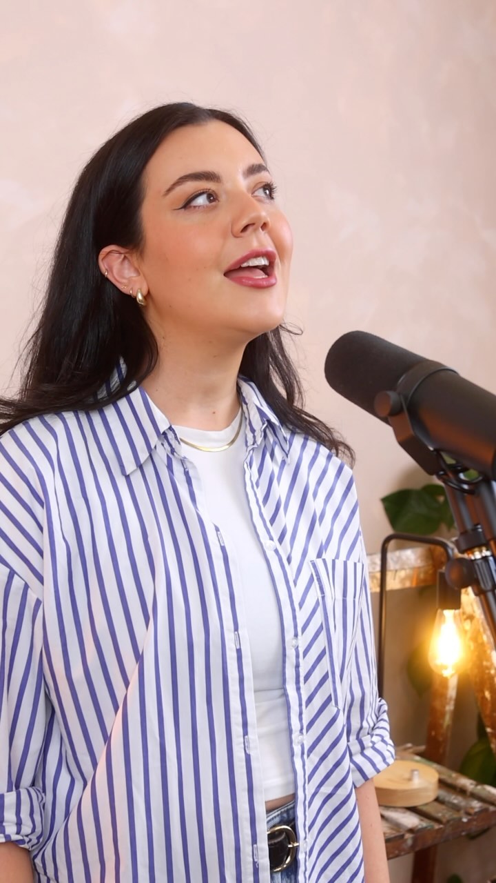 Will forever champion being your true authentic self and singing in your own accent. Performing in my own voice is one of my favourite ways to connect to material and I’ll never stop harping on about how useful it can be for performers.
If you’re looking to find new ways to connect to your own voice, book in a session today 👌🏻
@theportfoliopeople 📽️