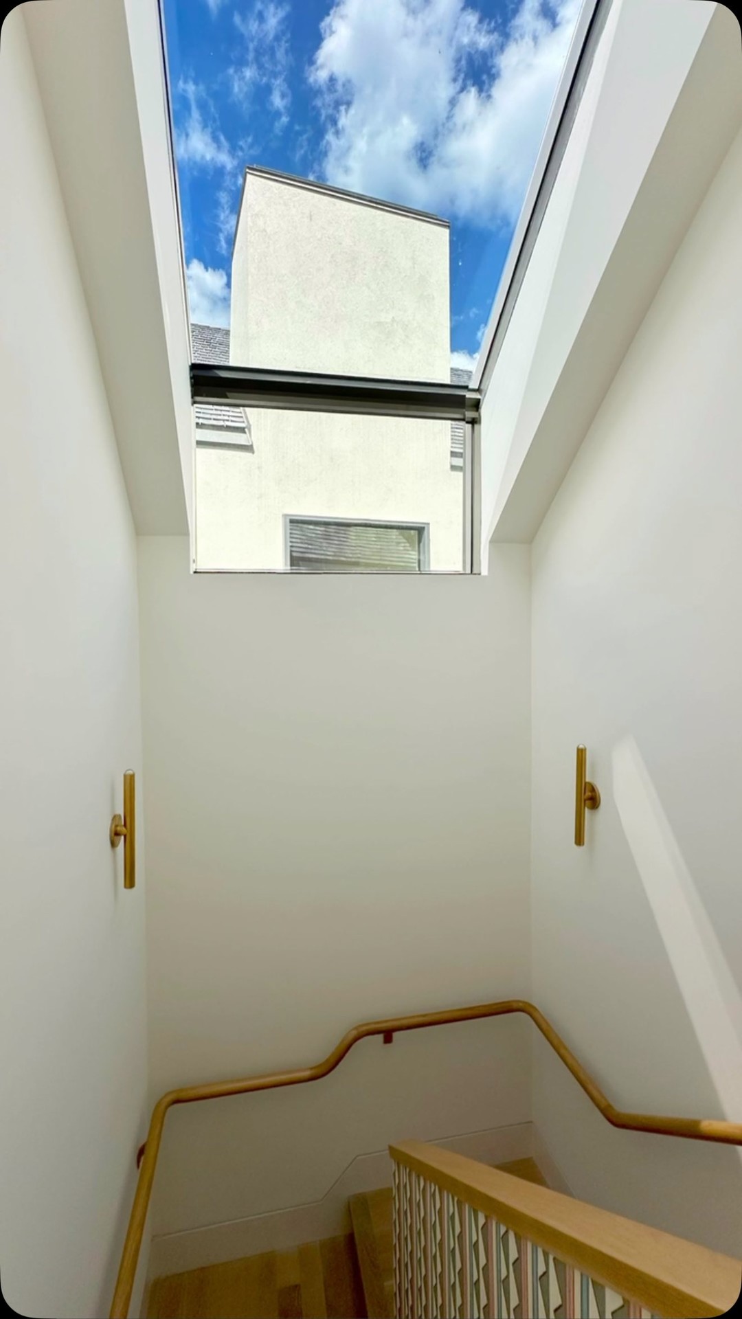Capturing deliberate views
.
.
#customhomes #stuccohouse #luxurylifestyle #beachhouse #finehomebuilding #archilovers #archdaily #coastalliving #familyhome #skylight #stairwell @ecowindowsdoors @visualcomfort @gatehousepartners #architectdesign
.
.
@andrewbartolotta_aia
@brookecrewinteriors
