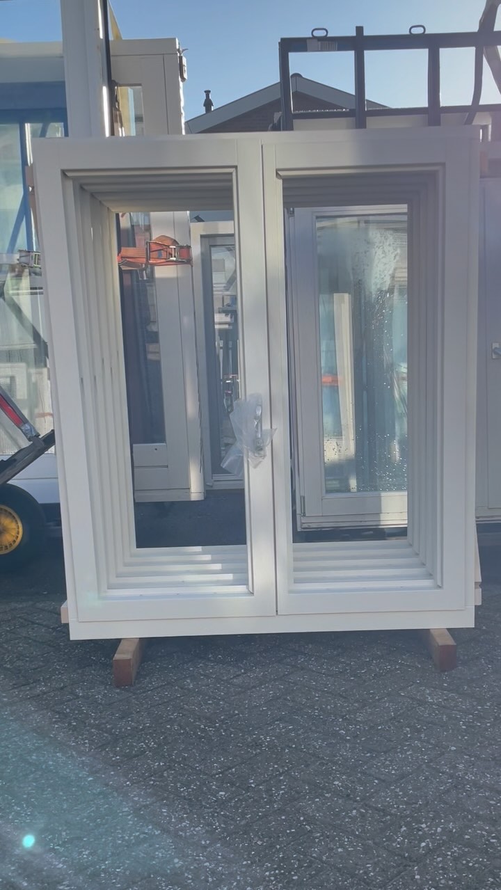 Ook tijdens deze kou is het belangrijk om te blijven ventileren. Frisse lucht verwarmd namelijk een stuk sneller.
Maar eerlijk is eerlijk, niemand staat te wachten op die koude lucht in huis, dus gelukkig isoleren deze ramen ook nog erg goed.
Wil jij zulke ook zulke ramen in jouw huis? Kijk op onze website op stuur ons een berichtje. We hebben deze in grote aantallen op voorraad staan.
#ventileren #isoleren #duurzaam #verbouwen #thuis #huisbouwen🏡 #wooninspiratie #bouwen #kozijnen