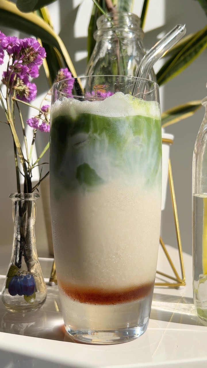 Fact: I love matcha but prefer not to consume it unless it’s homemade, because, well, I make it best. This is the iced matcha of my dreams with my favorite layers:
-ice
-maple syrup
-@nutpods french vanilla creamer
-@oatly oat milk
-@westsoy unsweetened soy milk
-@jadeleafmatcha ceremonial grade matcha.
#matchalatte #matcha #homemade #vegan #dairyfree #aesthetic #afternoonpickmeup #antioxidants #icedlatte #summerdink
