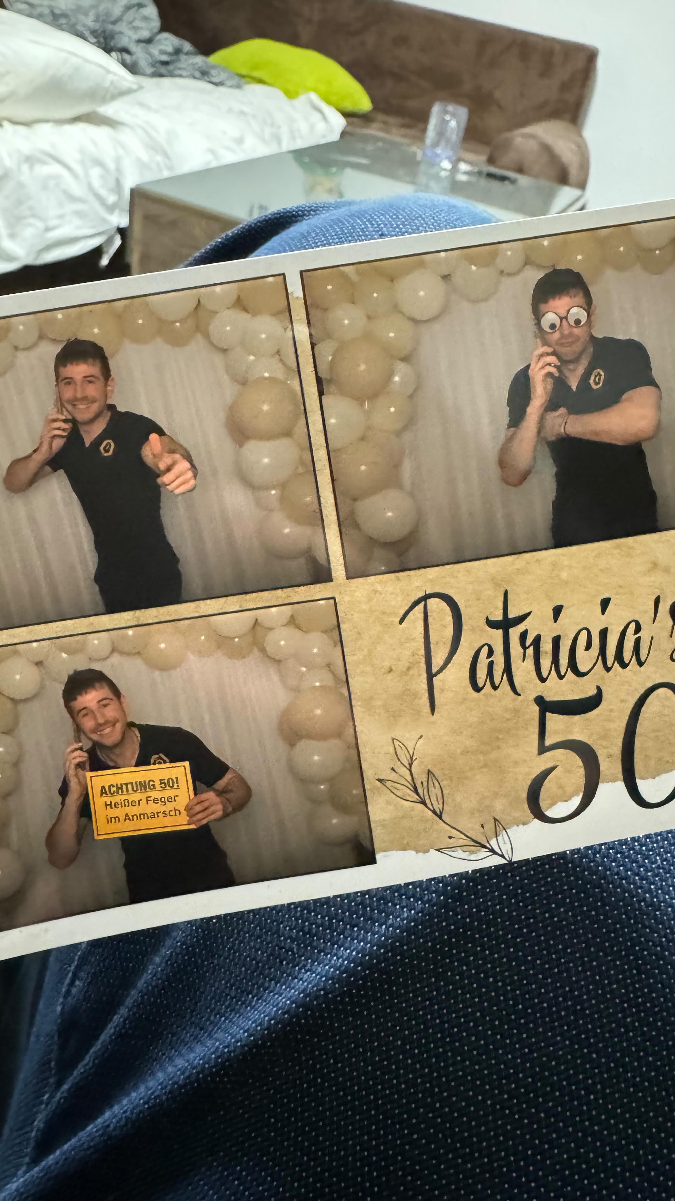 Man verwandle eine Gaststube in ein Fotostudio. 🥰
Weil jeder Geburtstag besonders ist, feierten hier rund 60 Gäste nicht nur irgendeinen Geburtstag, nein. 🙅♂️
Sie feierten es, ein halbes Jahrhundert alt/jung zu werden. Und da kann man es schon so richtig krachen lassen. 💥🥳
Dank unseres Services hatte das Geburtstagskind keinen Aufwand und wir übernahmen von der Anlieferung bis zu Abholung ALLES. 😌🔥
Bequemlichkeit darf man sich gönnen. 😇
Zahlreiche unvergessliche Erinnerungsfotos durften such in einem Gästebuch wieder finden.
Was gibt es schöneres als Erinnerungen mit seinen Liebsten zu bekommen? ❤️
Überlegst du immer noch? 😌🔥