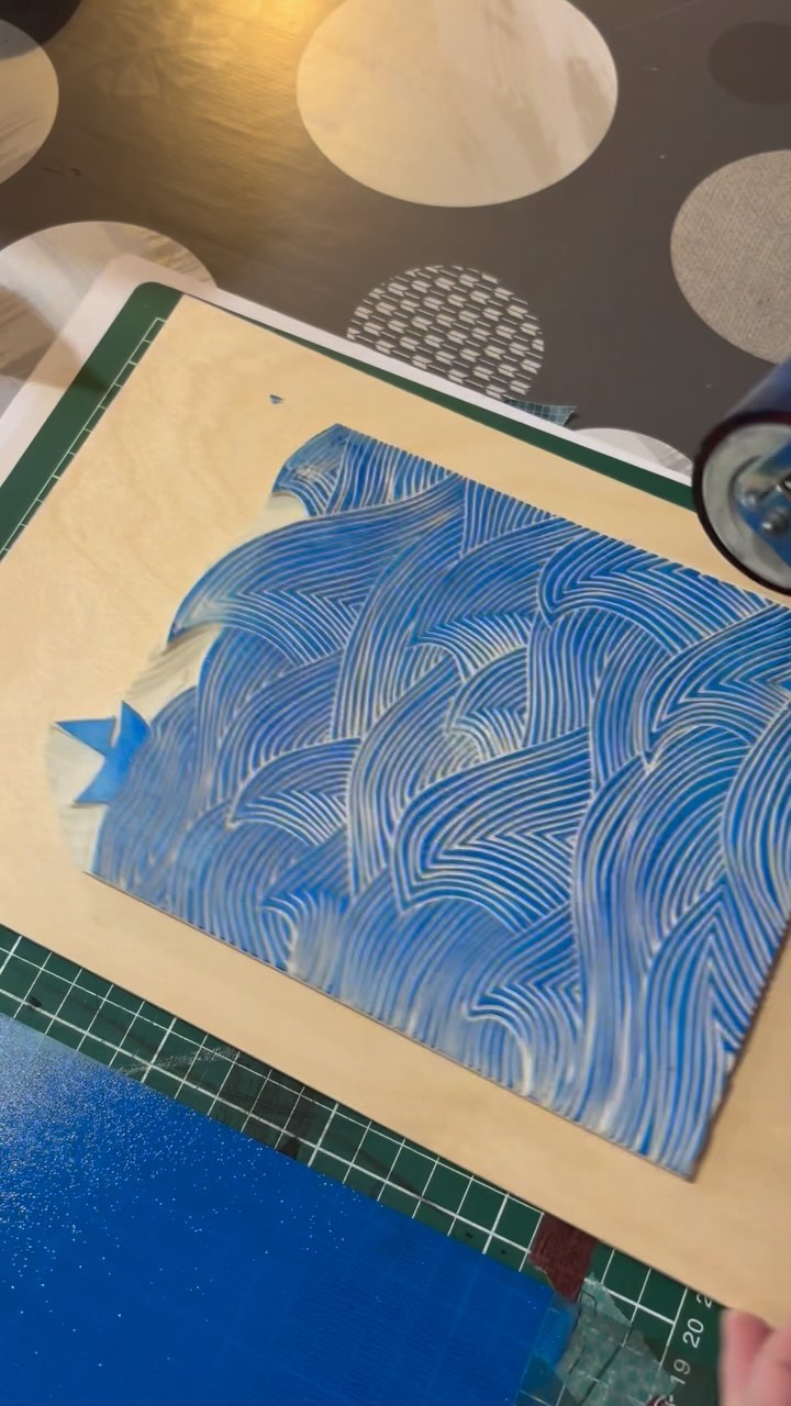 • WAVES • Une linogravure spéciale été ! 😎
J’espère que vous aimerez voir tout le process de fabrication pour ce motif commencé en plein hiver 🥶 ❄️ et terminé à temps pour les vacances ! 🏝️
Ce beau bleu sent le soleil non ? ☀️
#linocut #linocutprint #linogravure #engraving #reliefprint #reliefprintmaking #printmakersofinstagram #printmaking #inkprintrepeat #printisnotdead #summer #summervibes #enjoy #holidays #handmade #handmadewithlove #linograbado #linoldruck #linoleografia #リノリウム #linosnede #art