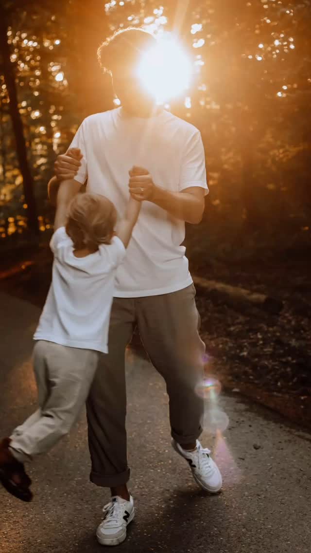 Am 01. Juni ist Vatertag! 👨
Ja auch die Väter darf man beschenken und feiern, denn Sie tun so viel, dass man als Familie ein schönes Leben haben darf! Wer auch immer diesen Beitrag sehen kann, ob Ehefrau, Mama, Papa selbst, Freund oder die eigenen Kinder… ein Fotoshooting hat so eine grosse Bedeutung und bleibt für immer! Schenk jetzt Liebe mit dem „DAD & MINI“ Angebot 😃❤️📸
Ich freue mich auf deine Buchung ☺️
#vatertag #fathersday #love #kids #dadandmini #daddy #dadlife #dadanddaughter #dadandson #bestdad #papa #papi