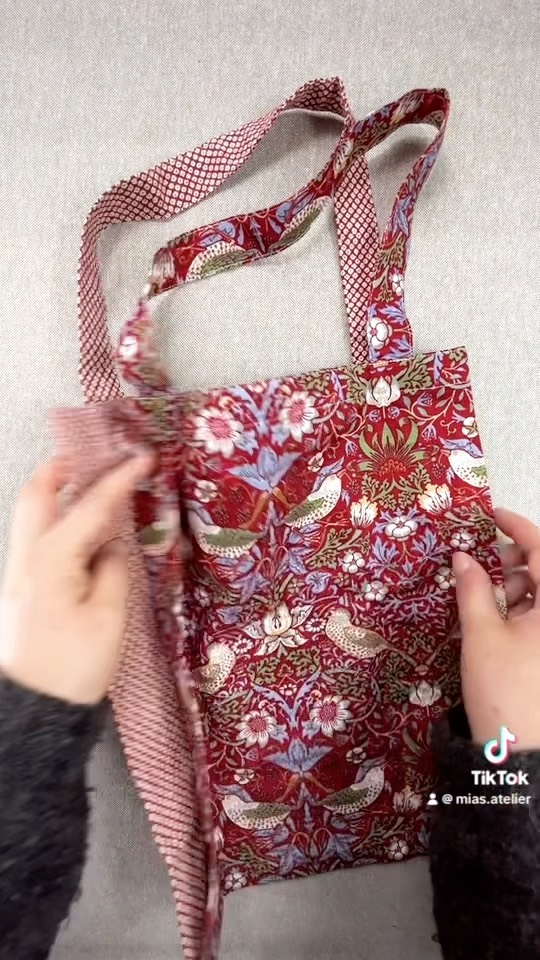 Yay, zur Feier des Tages gibts sogar ein Video mit Anleitung fürs zusammenfalten der neuen Einkaufstaschen 😋🙋🏻♀️🤗 Das ist absolutes Neuland für mich, aber ich denke für sicher Hilfreich als Zusammenfalt-Anleitung 😁
liebe Grüsse und viel Spass 🙋🏻♀️😆