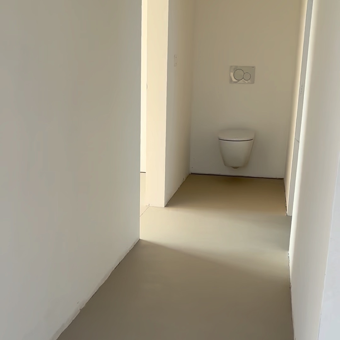 Renovatie van een 1 ste verdieping met inloopdouche, toilet en enkele slaapkamers. De vloer is vervaardigd uit een 2 component microcement van Resistone type EX-Ground. Enkele eigenschappen: zeer hoge krasbestendigheid, subtiel, geen lijn of streep patronen zoals bij andere merken van microcement, onderhoudsvriendelijk.