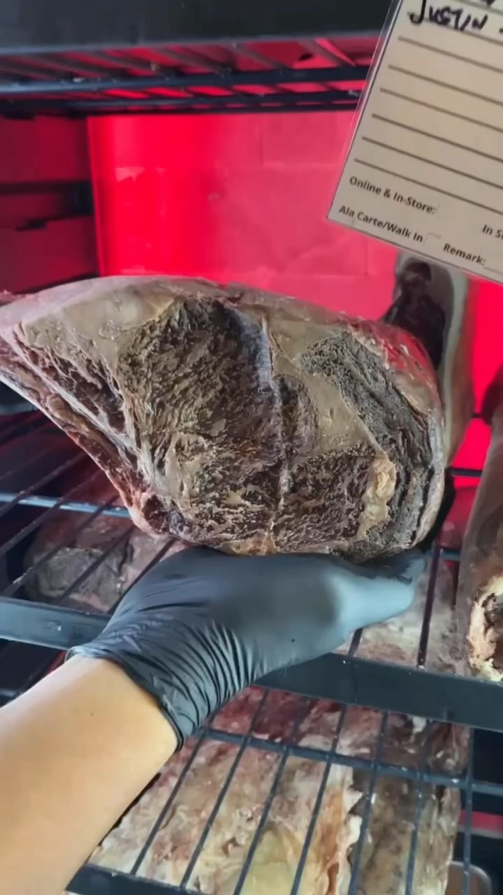 Rib-Eye am Knochen, dryaged bis zur Perfektion 🥩✨
Reposted from: @butcherboxsg
#dryager #dryaged #dryagedbeef #dryagedmeat #dryagedribeye #ribeye #steak #steaklove #meatlove #butcher #steakhouse