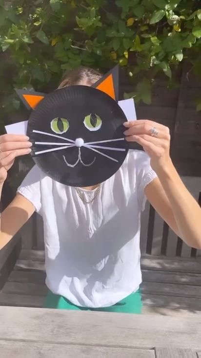 Hello Saskia here, just thought I’d share with you a fun tutorial on how to make a cat mask with moving eyes 🙀😺😻!
Follow this 7 step tutorial to make this fun craft at home🎉.
All you need is:
- Paper plate
- Coloured & white card
- Black paint
- Scissors
- Glue
- Sellotape
- Pom pom
- White crayon
Please share your amazing creations with the Playmakers and have lots of fun 🤩 🥳🎉😻
.
.
.
.
#claphammums #nappyvalley #kidsclub #holidayclub #wandsworth #balhammums #bellevilleschool #artsandcrafts #drama #kidsclubclapham #dramaclubclapham #artsclubclapham #honeywellschool #kidsart #newtobalham #londonartclub #sw11 #southwestlondon #southwestlondonmums #sw12 #actingclub #playmakerslondon #wandsworthkidsclub #tooting #wandsworth #tootingnewsie