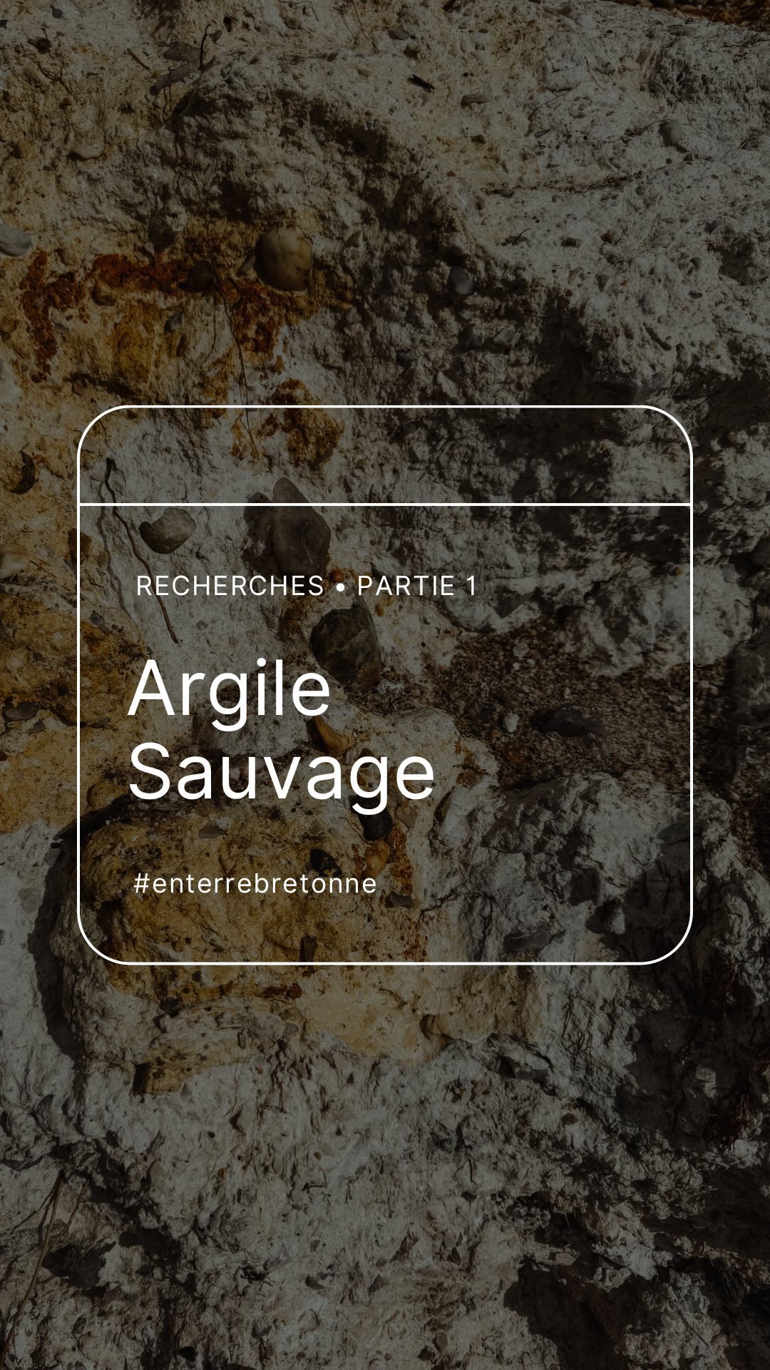 🌿 À la recherche de trésors cachés : la kaolinite sauvage et ses mystères 🏔️
Dans ma quête pour créer des œuvres uniques et authentiques, j’avais hâte d’explorer des coins de la nature à la recherche de trésors.
Récemment, j’ai eu la chance de découvrir un gisement de kaolinite sauvage parsemé de quartz, une rencontre qui a éveillé ma curiosité et alimenté mon imagination.
La kaolinite est une argile particulière, connue pour sa blancheur éclatante et sa pureté (utilisée notamment dans la porcelaine). Découverte en Chine, elle se trouve également dans des gisements naturels à travers le monde, cachée dans les sols et les roches.
L’expérience de chercher cette kaolinite sauvage a été à la fois fascinante et enrichissante. Fouiller dans cet endroit riche en minéraux c’est clairement une immersion dans l’histoire géologique de notre planète. Et les millions de paillettes nacrées laissées sur mes doigts m’ont clairement scotché de beauté.
Mais attention, ce processus doit également être empreint d’une conscience environnementale.
La récolte de l’argile sauvage est une pratique délicate qui nécessite une attention particulière pour ne pas perturber l’équilibre naturel.
Chaque échantillon prélevé est un choix délibéré, un moment où l’exploration artistique se marie avec le respect de la nature. Je ne prends que ce dont j’ai besoin, laissant derrière moi la beauté intacte de notre environnement.
J’ai bien hâte de découvrir comment intégrer cette kaolinite sauvage dans mes créations, en explorant les possibilités infinies qu’elle offre (ou pas 😅)
Chaque éclat de quartz, chaque veinule d’argile, est une invitation à l’innovation et à l’expérimentation.
Restez à l’écoute pour voir comment cette aventure se déroule et la recherche d’autres éléments naturels se
poursuivent…
#kaolinite #quartz #wildclay #harvestingclay #harvesting #research #recherches #narure #environnement #fascinant #fascinating
#ArtisticExploration #NatureTreasures #EnvironmentalConsciousness #PorcelainClay #GeologicalHistory #CreativeJourney #Artisanat #ArgileSauvage #ExplorationArtistique #TrésorsNaturels #ConscienceEnvironnementale #Créativité #ImmersionGéologique