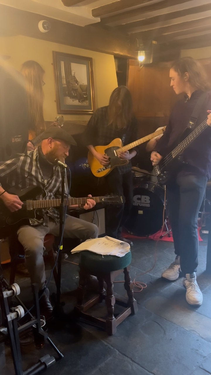 @burnys_big_beavers back live at the jht right now 🍺
#livemusic #pubgig #pubmusic #pub #lewes #lewespub #visitlewes #leweseastsussex #weekend #bankholidayweekend #harveyspub #harveystaproom