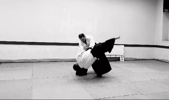 “When an opponent comes forward, move in and greet him; if he wants to pull back, send him on his way.” - Morihei Ueshiba #aikido #koshinage #kokyunage #aikidoamsterdam #fallandrise