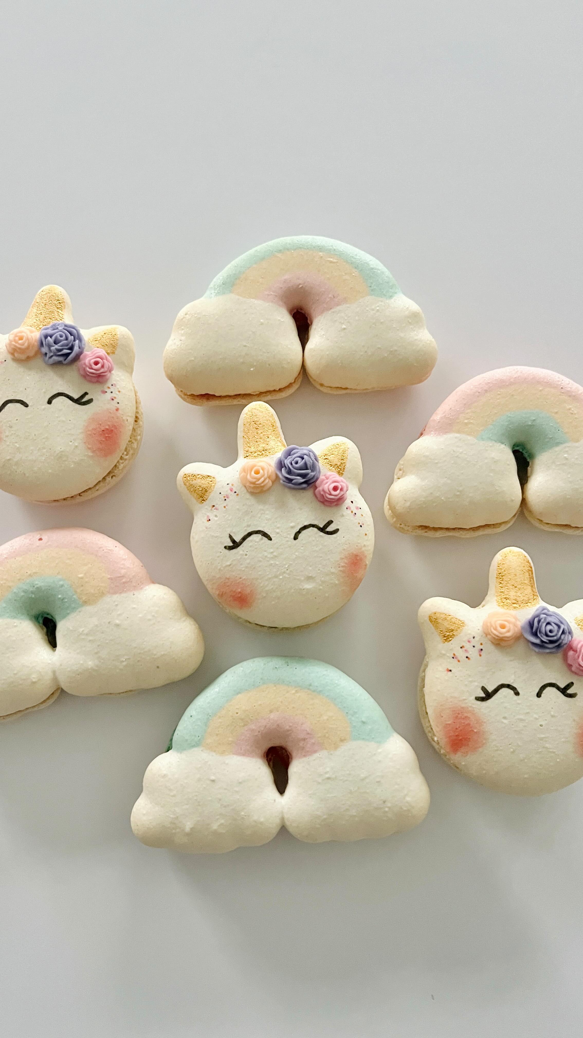 ✨Unicorns & rainbows✨
De ‘making off’ van deze leuke pastel regenboogmacarons. Ze vormen een leuke en kleurrijke set met de eenhoorn macarons 🦄
#custommacarons #figuurmacarons #rainbowmacarons #unicornmacaronds #macarons #macaronlove #macaronlady #macaronqueen #macaronvideo #macaronreels #zozoet #zozoetoostende #oostende #macaronsoostende #eenhoornfeestje #eenhoornmacarons #verjaardagstraktatie