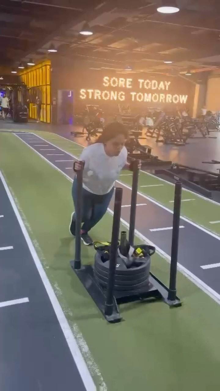 Gym is my happy place. It's where I give time to myself, challenge myself to move a bit out of my comfort zone by stepping on different machines, increasing weights and hitting my goals. This is the start of my day everyday. Well, mostly everyday as in 5 to 6 times a week. What makes you feel happy?
Gym: @gymnation_me
#fitnessmotivation #fitnessaddict #healthy #loveyourself