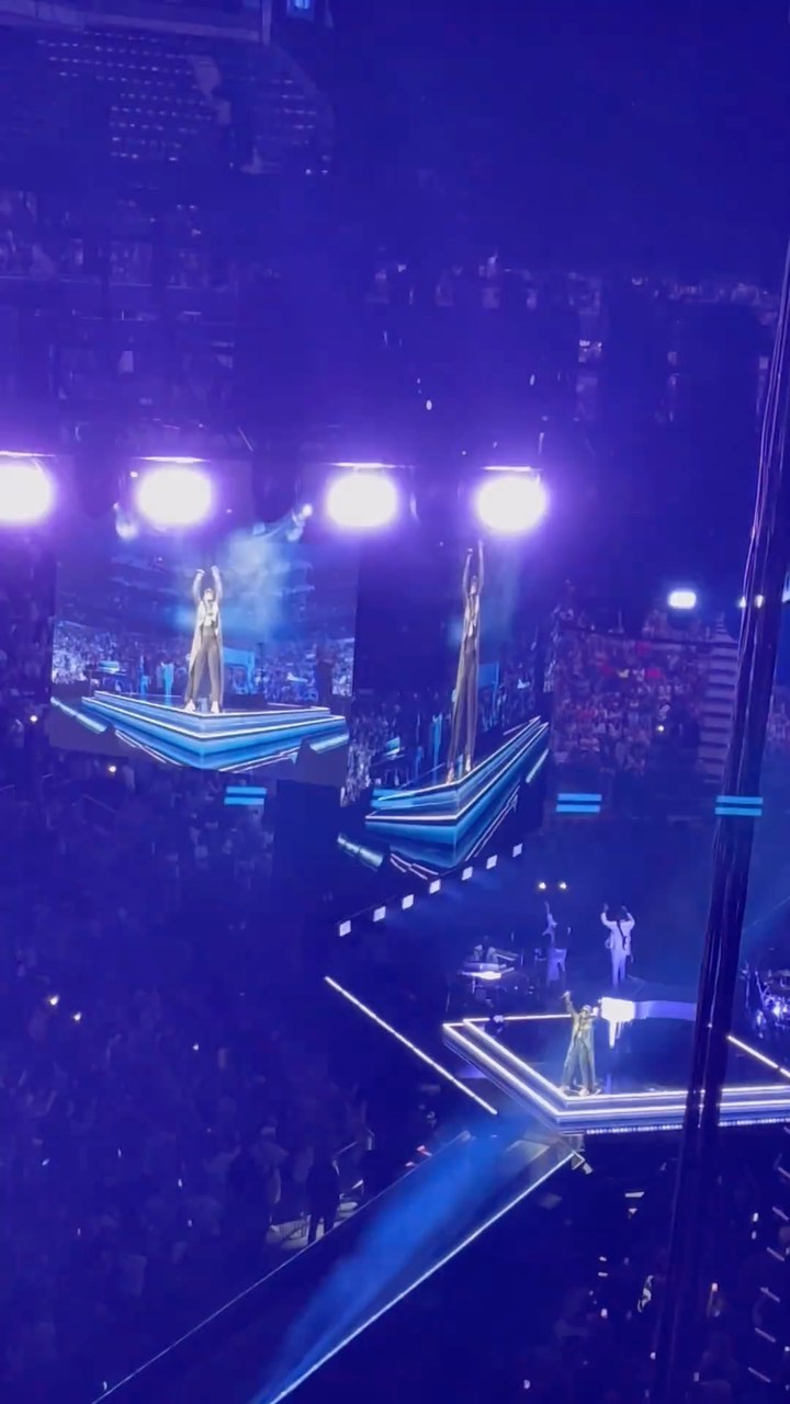 @aliciakeys you are talented beyond belief. We had the best time last night at @scotiabankarena 💜 My heart is full @peter_leahy
@aliciakeysworld
.
.
.
.
.
.
#aliciakeys #empirestateofmind #concert #scotiabank #toronto #torontoevents #the6ix #grateful #happiness #love #dance #music #musicislife #musicproduction #musiclover #events #concerts