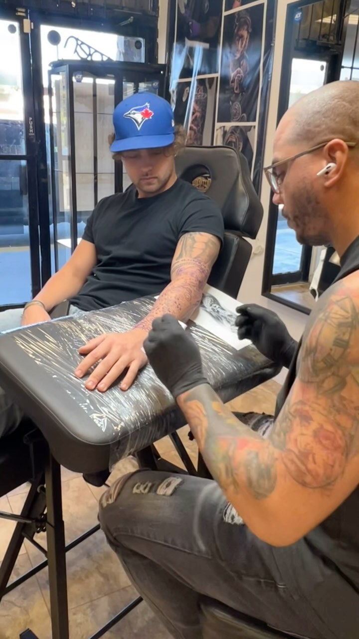 ……….booking now click here 👉🏻https://www.lucktattoos.com/…………
#tattooartist#tattooshop#tattooed#tattooisart##myfavoritetattoo#artoftattoos#freespirit#rockspirit#artist#art #girlstattoo#boystattoos#tattooshop#tauajespequeños#tatuajespequeños#tododearte#videostattoo#tattoopiercing#tattoarm#tattolegs