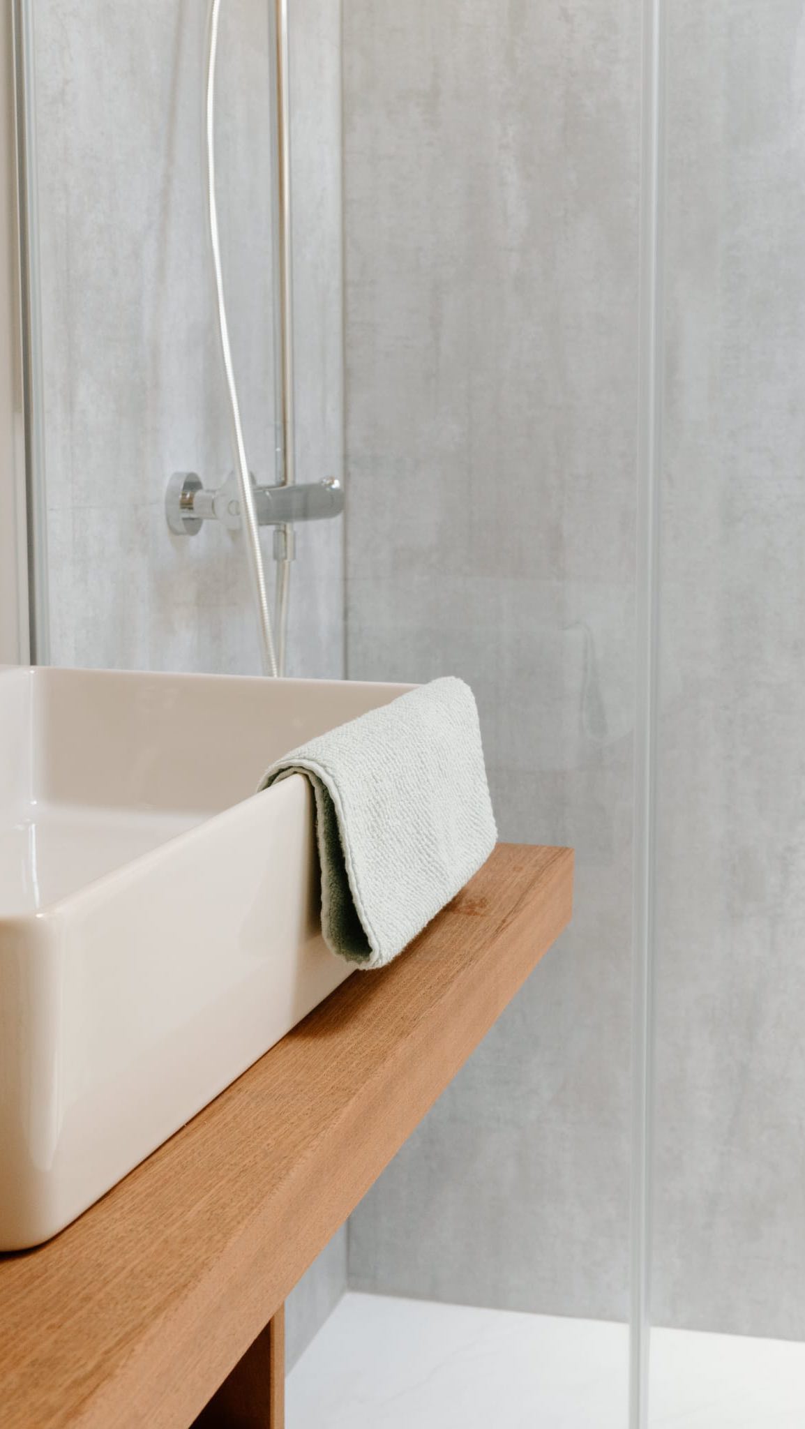 🏝️À seulement 5 minutes à pied de la plage et du village de l’herbe (endroit mythique du Cap-Ferret), cette sublime villa regorge de pièces joliment décorées et équipées de manière à rendre votre séjour des plus agréable.
La villa La Dune possède :
🛏 6 chambres parentales (6 salles d’eau attenantes)
💧 Piscine chauffée
🃏 Salle de détente avec baby-foot
Et tant d’autres pièces que vous allez adorer découvrir…
Pour des vacances en famille ou entre amis, c’est la villa parfaite pour combiner votre indépendance et vos vacances ensemble.
Qu’attendez-vous pour réserver ? 🫢
⚠️ Les réservations pour cet été sont bientôt complètes.
#capferret #locationvacances #maisonatypique #maisonvacances #villagedelherbecapferret #villa #locationcapferret #maisondereve #quoifaireaucapferret #quoifaireabordeaux