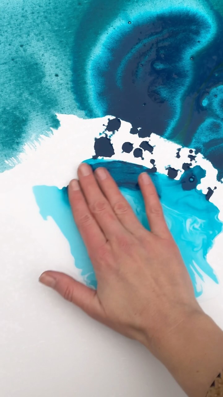 Een kijkje in mijn buiten-atelier ❄️🌨️! Ik kon het niet laten om dit nieuwe schilderij in de sneeuw te beginnen. En liet me inspireren door het blauw in al dat wit. Al was het nog net in het staartje van de sneeuw, want m’n buiten-atelier werd al snel sneeuwvrij helaas. Maar toch, het begin is er 😊❄️. Volg je me hoe dit schilderij gaat worden? 😉