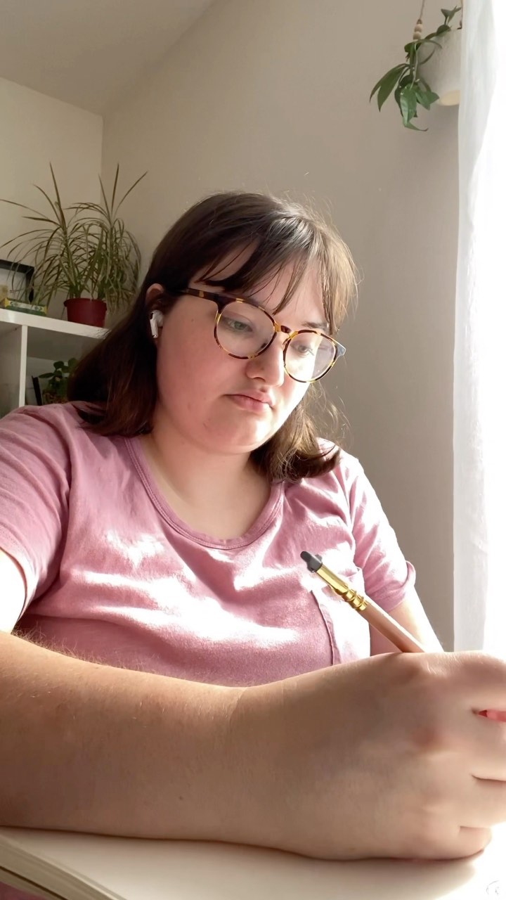 A little peek at what my days typically look like as a brand designer living in Columbus, Ohio. Also I’m working on a new project that will be ready to share soon!
#graphicdesign #designwithme #brandidentity #branddesign #designersofinstagram #designersincolumbus