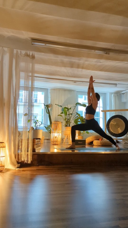 Praktizierst du einen bestimmten Yogastil oder probierst du immer wieder Neues aus?
Ich habe vor Jahren Jivamukti Yoga für mich entdeckt. Auch wenn ich es liebe immer wieder mal Neues auszuprobieren, fühle ich mich dort zu Hause.
Neben der physischen Praxis integriert Jivamukti Yoga 5 Säulen: Ahimsa, die Lehren der philosophischen Schriften, Bhakti Yoga, Musik und Meditation.
Die Asana Sequenzen sind dynamisch, kreativ und beinhalten aber auch immer vertraute, wiederkehrende Elemente. Das liebe ich besonders. Die Stunden werden im Vinyasa Stil geübt. Fliessende Bewegungen im Rhythmus des Atems wechseln sich ab mit über einige Atemzüge gehaltene Asanas. Mit der Zeit fühlt es sich an wie Meditation in Bewegung, der Geist ist fokussiert und kommt zur Ruhe.
Wie ist mein Unterrichtsstil?☺️
Ich unterrichte das, was ich selbst übe und liebe. Teile von Jivamukti Yoga fliessen da mit ein. Meine Stunden haben meistens einen ähnlichen Aufbau mit vertrauten Asanas und Übergängen, aber auch Kreativität und Abwechslung kommen nicht zu kurz. Ich liebe fliessende und dynamische Elemente, halte aber Asanas auch gerne mal 5 Atemzüge, um den Körper gut zu spüren und den Fokus ganz auf die Atmung zu legen. Körperlich mal fordernd, aber immer mit Optionen für alle Level, sowie genug Platz für Entspannung. Musik, eine Prise Yogaphilosophie, achtsame Berührungen, viel Fokus auf die Atmung und manchmal ein Mantra auf dem Harmonium gehören ebenfalls dazu🧘♀️ ich liebe es Stunden vorzubereiten und stecke viel Zeit darin, noch mehr liebe ich es zu unterrichten🥰
Komm vorbei, ich würde mich freuen dich auf der Matte zu sehen, um dir etwas davon weiterzugeben was ich so liebe und mich jedesmal aufs Neue fasziniert✨🤍
Mittwoch 17.30-18.45 @yama.bern
Donnerstag 18.30-19.45 @yoga_room.ch
von Herzen, Anya
#yogabern #yogalove #yamabern #jivamuktiyoga #vinyasa #practicewithme