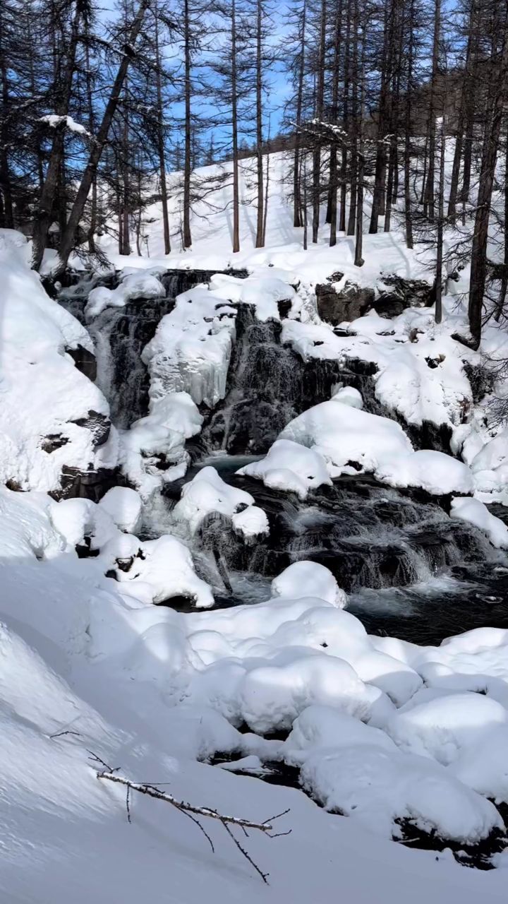 Herken jij het ook?
Je voelt minder energie en je hebt minder zin om dingen te doen. Het voelt bijna alsof je net als een winters landschap bevroren bent. Het voelt alsof jouw lichaam en geest in een winterslaap zijn. 🥶😴Voor sommige mensen zal dit als een deel van een natuurlijke cyclus aanvoelen. Een toestand waarin je je wat terugtrekt en de tijd neemt om uit te rusten in een gezellige cocon. Een winterslaap bereidt je voor op een nieuwe lente. Anderen zullen het moeilijker vinden om zelf uit die winterslaap te breken en terug contact te maken met hun levenszin en het potentieel dat in hen leeft. 🌄
Het doet me denken aan het beeld van een waterval in de winter. Hoewel er een deel van de waterval bevroren is, is de stroming nog erg voel- en hoorbaar. Zo is het ook bij ons. Ookal voelen we ons deels bevroren en weten we niet hoe we terug in beweging kunnen komen, er is steeds een onderliggende en ondersteunende stroming aanwezig. 🐬
Tijdens de Passagetochten gaan we mensen net helpen om terug contact te maken met deze levensstroom. In een veilige, warme bedding zien we dat mensen zich terug levendig, energiek en zelfzeker beginnen te voelen. Ze ervaren dat de ideëen en leuke plannen (opnieuw) beginnen stromen. Ze kunnen de verbinding met zichzelf én met de ander terug opzoeken en voelen. 🌹🌺🌻🌼
Wil jij ook, nu de lente in het vooruitzicht komt, terug in verbinding komen met jouw krachtbron en jouw levensstroom? Lijkt het jou ook leuk om eens kennis te maken in real life? Bijvoorbeeld tijdens een wandelend kennismakingsgesprek in België? Van 14/02 tot 20/02 zal ik in België zijn en neem ik graag de tijd om je wat meer te vertellen over de Passagetochten. Hou je het toch liever bij een online kennismaking? Dan kan je natuurlijk een geprek inplannen via de website www.passagetochten.fr. 🤠 🐾
Ik kijk er alvast naar uit. 💁🏻♀️
Liefs,
Karlien
#waterval #stroming #ontwaken #winterslaap #passagetochten #levenskracht