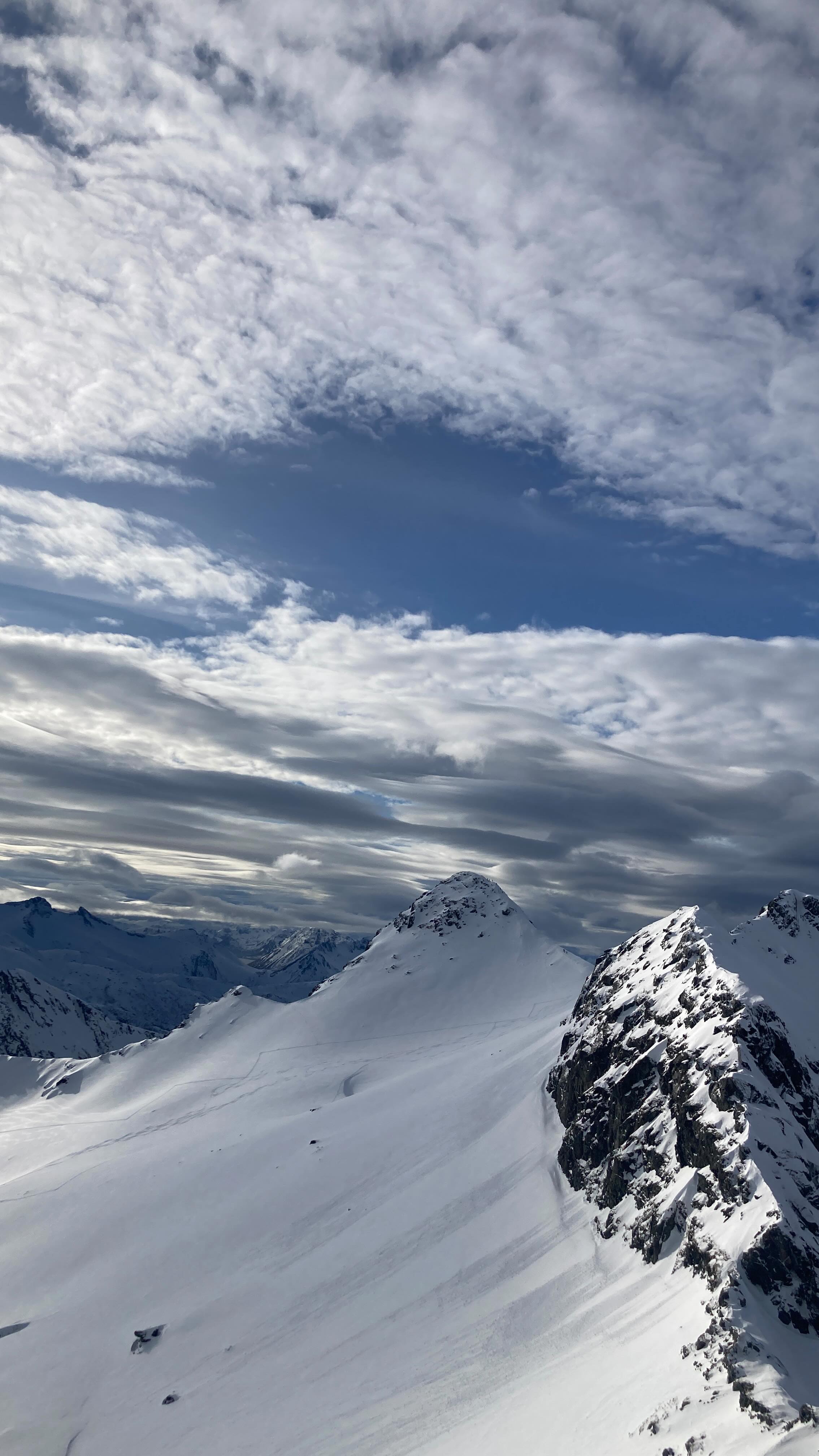 Fire uker på reis kokt ned til 39 sekunder. Tre uker med workation i Lofoten og en uke med avsluttende skiveglederkurs i Lyngen. Takk for nå o, store nord vi sees igjen om ikke alt for lenge!
PS: Fra og med mandag vil #sognasnøen starte opp igjen. Så følg med på story for siste del av snønerdingen denne sesongen!
#nortind
#skivegleder
#lofoten
#lyngen
#topptur
#backcountryskiing