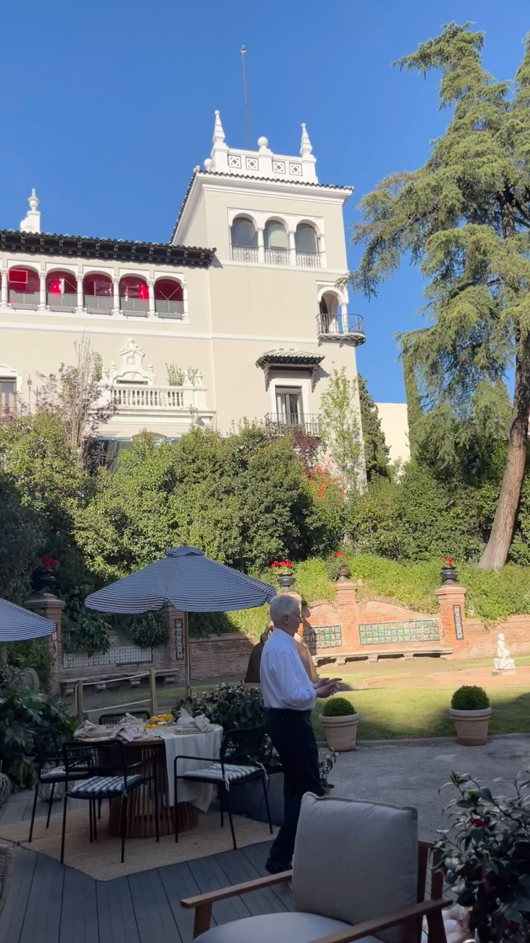 #casadecor2024 este año en un lugar privilegiado!
El Palacio de Trinidad: interiores con artesonado y escaleras originales junto con exteriores verdes que son una maravilla.
Una vez más comparto una tarde con amigas y compañeras que hacen esta visita anual más divertida y especial.
Tendencias: los revestimientos se llevan al máximo (suelos, paredes y techos con recubrimientos fantásticos), cocinas con color y espacios pequeños donde no falta ni un detalle. Y textiles, aromas, color, agua, sensaciones…
Esta edición cuenta con espacios en el exterior muy interesantes para amantes del #interiorismo y la #decoracion
Nota: no es solo para profesionales. Puedes ir y pasar un rato #livinglavidadeco