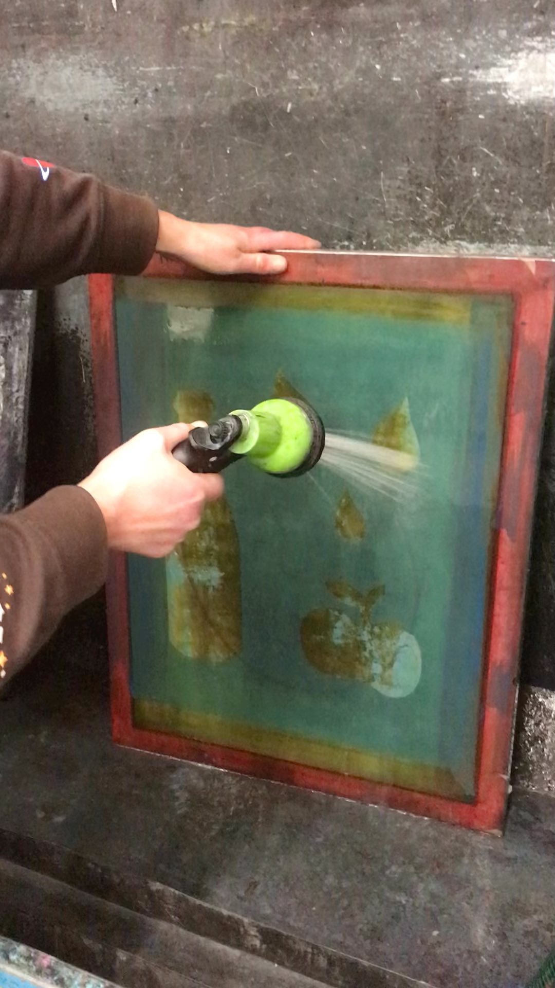 It’s always really exciting to wash out a photo exposed screen to reveal the image. ✨it’s the magic of screenprinting 😀 this is #tarasalters one of our open access members. Tara created her photo positives from cut black paper making bold shapes, there are many other ways to create positives like using black pen, ink or making half tone or high contrast images from photographs
#photoexposure #screenprinting
#artcoursesbrighton #openaccessstudio
#screenprintingismagic